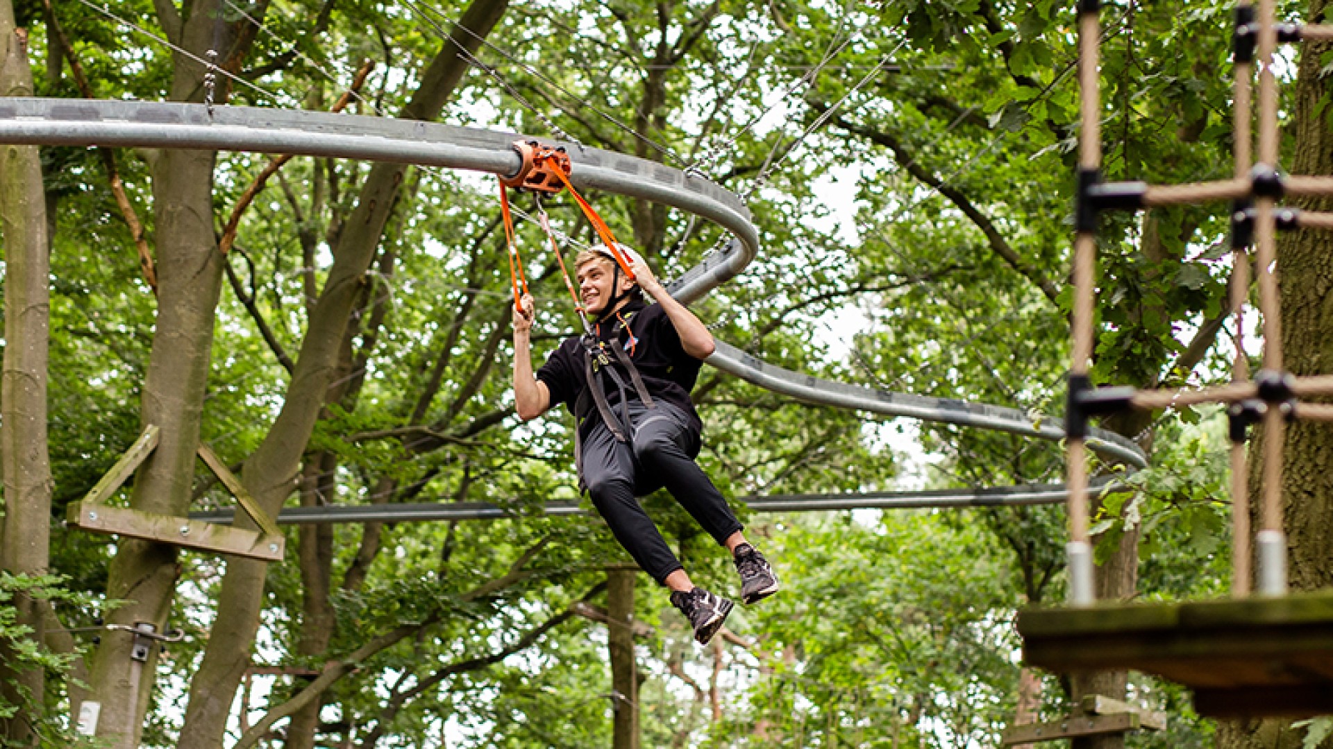 Rollercoaster Zipline vlieg op hoge snelheid door het bos